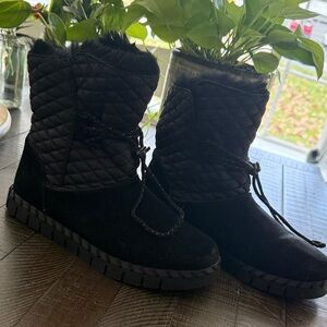 Muk Luks Black Quilted Winter Boots with Faux Fur